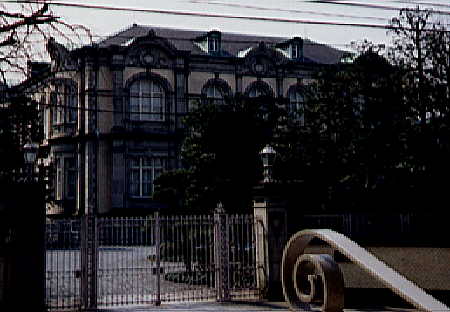 府内某所の某邸