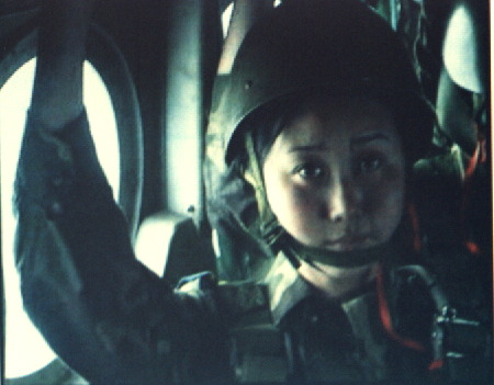 降下直前の女性降下兵