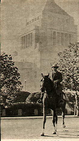 議事堂をバックにした首相