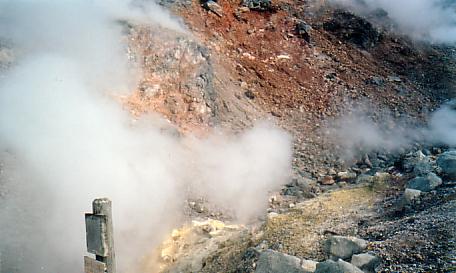 茶臼岳噴火口付近